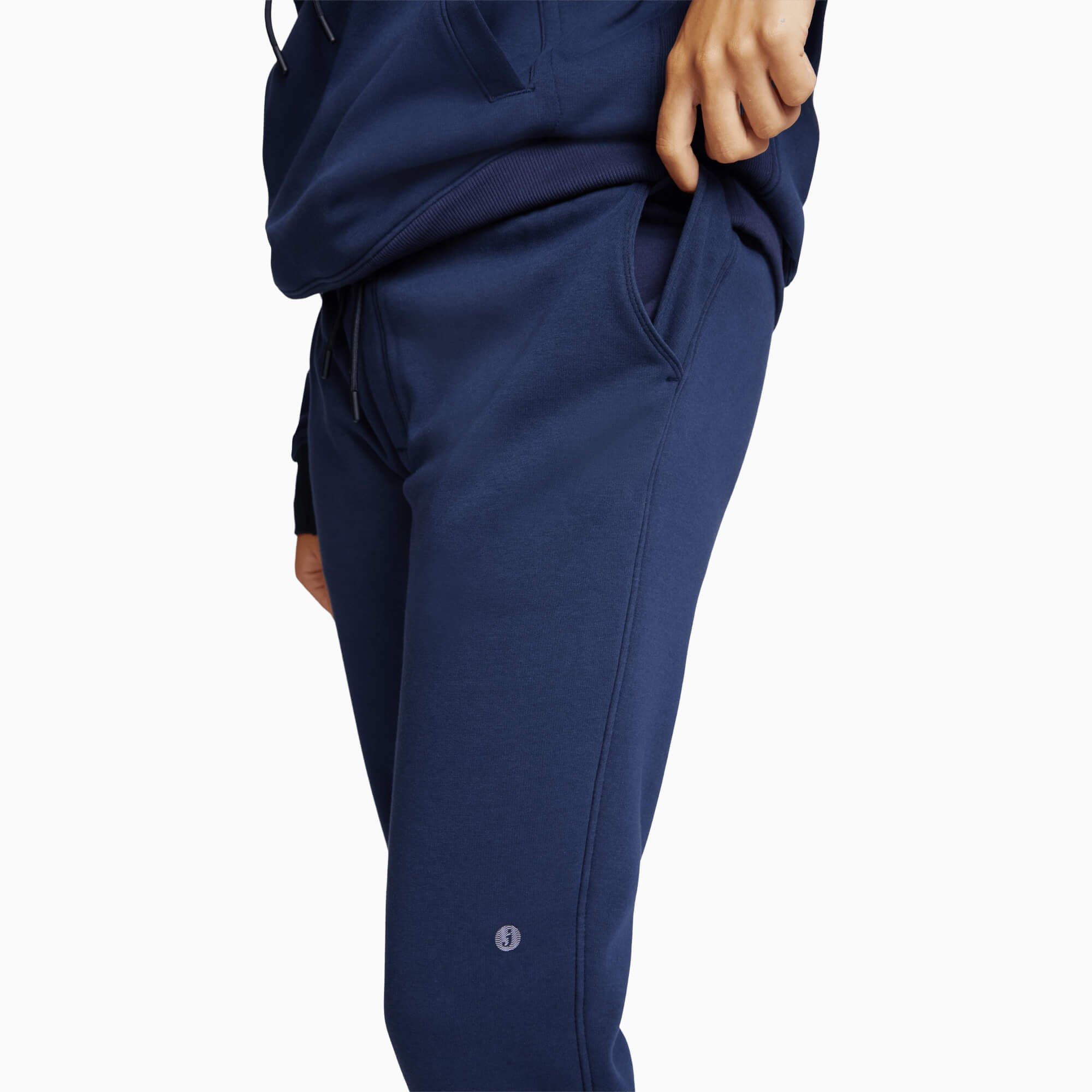 modelsizing1: Dana is 5’9” and wearing a medium. | type: women